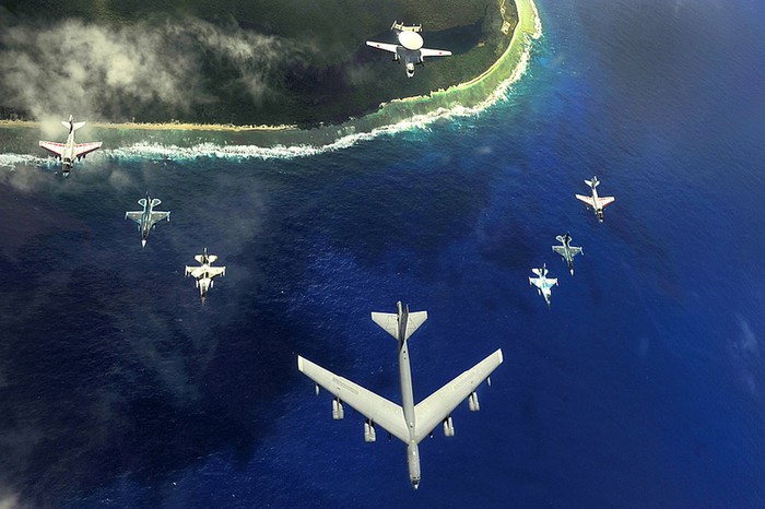 Mỹ-Nhật tăng cường khả năng tác chiến liên hợp. Trong hình là máy bay chiến đấu Mỹ-Nhật Bản diễn tập quân sự liên hợp ở Guam vào ngày 15/2/2010.